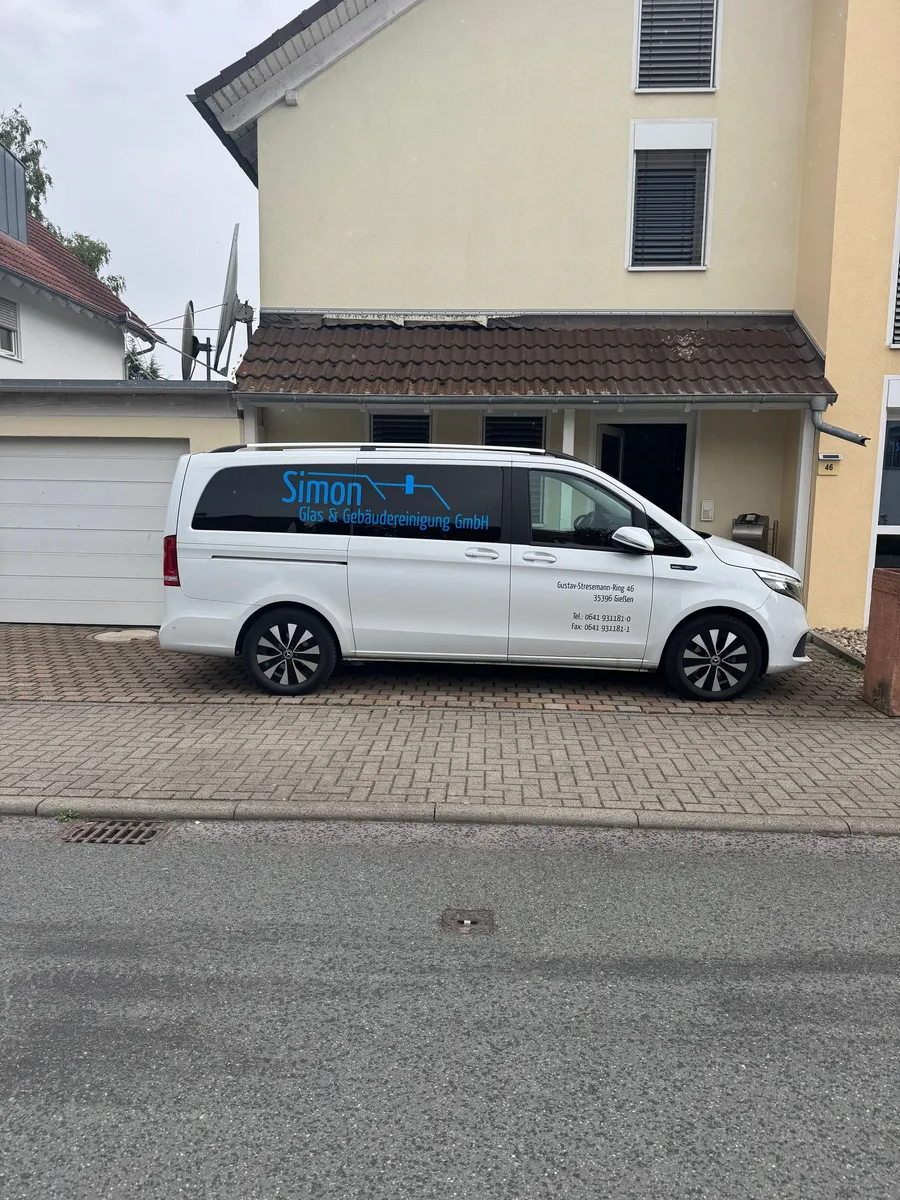 Firmenwagen der Simon Glas- & Gebäudereinigung vor dem Firmensitz in Gießen