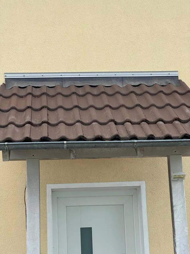 Vordach und Dachrinne gereinigt — nachher