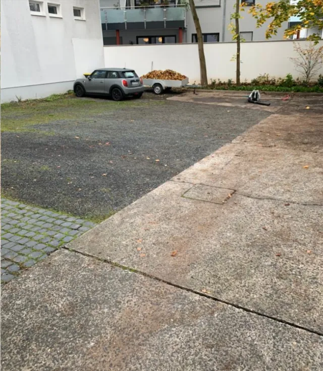 Parkplatz vom Herbstlaub befreit — nachher